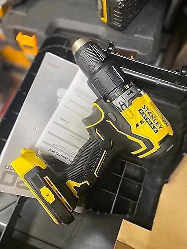 Stanley Fatmax Sbd715D2Ka 18V 2Ah V20 Çift Akü Kömürsüz Darbeli Matkap+100 Akses.